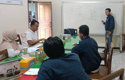 Saya (berdiri) bersama rekan-rekan komisioner KPU Pacitan saat memetakan potensi permasalahan hukum tahapan vermin.