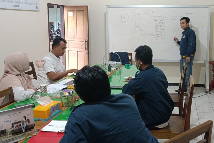 Saya (berdiri) bersama rekan-rekan komisioner KPU Pacitan saat memetakan potensi permasalahan hukum tahapan vermin.