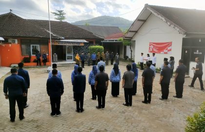 Prosesi upacara 17 Agustus 2022 di halaman KPU Pacitan yang diikuti oleh jajaran KPU dan Bawaslu Pacitan.