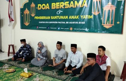 Kegiatan doa bersama berharap ridho Allah SWT untuk kelancaran tahapan Pemilu 2024, diikuti oleh seluruh anggota dan sekretariat KPU Pacitan.