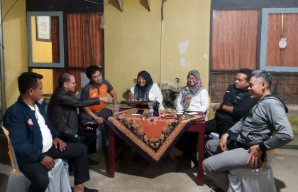 Ketua dan anggota KPU Pacitan bersama jajaran ketua dan anggota Bawaslu Pacitan saat menunggu akhir tahapan hingga tengah malam.