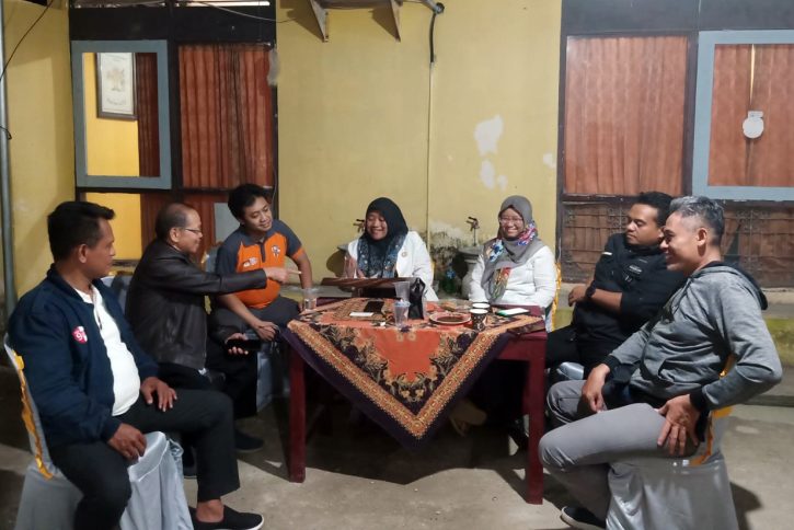 Ketua dan anggota KPU Pacitan bersama jajaran ketua dan anggota Bawaslu Pacitan saat menunggu akhir tahapan hingga tengah malam.