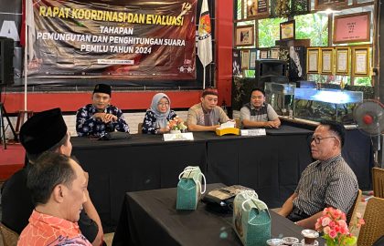 Suasana hangat saat rapat evaluasi penyelenggaraan Pemilu Tahun 2024, sekaligus silaturahmi KPU Pacitan dengan seluruh pengurus parpol pasca rekapitulasi tingkat kabupaten.