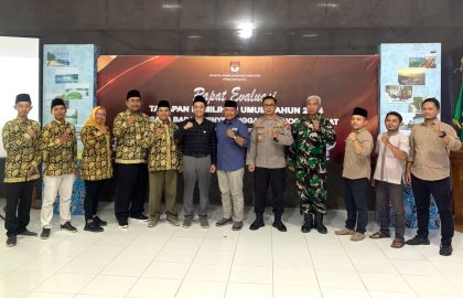 Saya bersama jajaran Forkopimca, rekan-rekan PPK dan Panwascam Pringkuku berfoto bersama usai pelaksanaan rapat evaluasi tahapan Pemilu Tahun 2024 tingkat kecamatan.