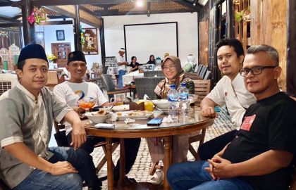 Kami berlima menyempatkan waktu untuk bersilaturahmi di luar kantor dalam tajuk buka bersama, pada Senin (8/4).