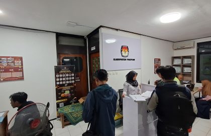 Suasana lobi sekretariat KPU Kabupaten Pacitan saat penerimaan pendaftaran PPK untuk Pilkada Tahun 2024.