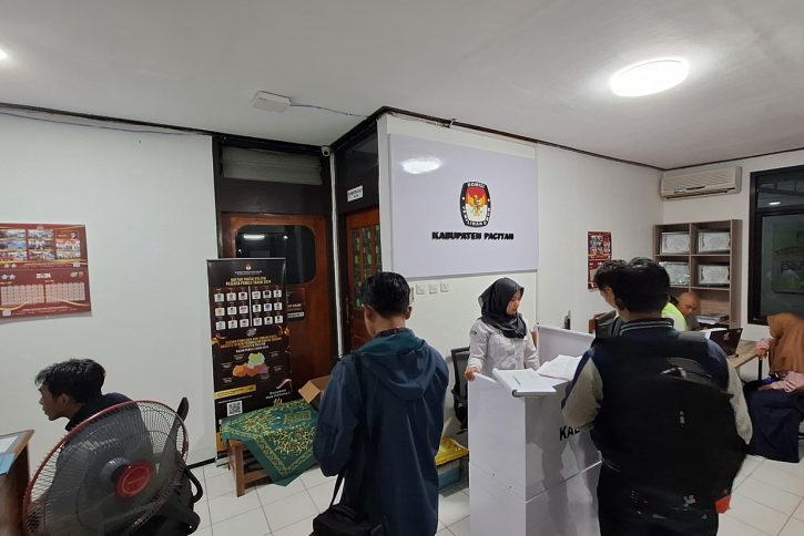 Suasana lobi sekretariat KPU Kabupaten Pacitan saat penerimaan pendaftaran PPK untuk Pilkada Tahun 2024.