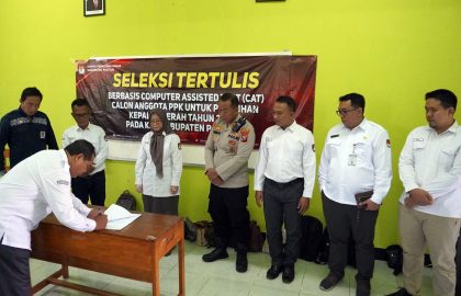 Seremoni pembukaan seleksi CAT untuk PPK yang disaksikan Bawaslu Pacitan dan aparat keamanan.