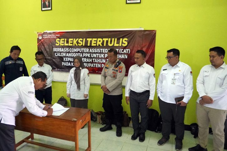 Seremoni pembukaan seleksi CAT untuk PPK yang disaksikan Bawaslu Pacitan dan aparat keamanan.