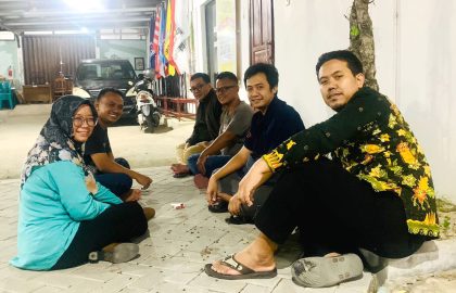 Usai bersepakat untuk menyelesaikan nama-nama PPK terpilih, kami ngaso untuk memastikan kekompakan kami masih tetap terjaga meski sempat berdinamika sebelumnya.