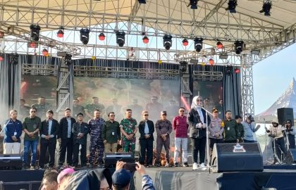 Suasana peluncuran tahapan Pilkada Tahun 2024 di Stadion Pacitan.