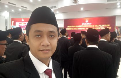 Saya berada di tengah-tengah pelantikan anggota KPU se-Jawa Timur di kantor KPU RI Jakarta.