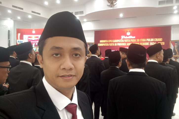 Saya berada di tengah-tengah pelantikan anggota KPU se-Jawa Timur di kantor KPU RI Jakarta.