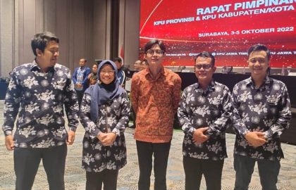 Berfoto bersama anggota KPU RI August Mellaz (batik cokelat) di sela-sela Rapim KPU Jawa Timur.