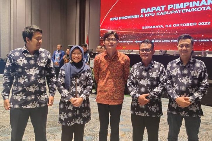 Berfoto bersama anggota KPU RI August Mellaz (batik cokelat) di sela-sela Rapim KPU Jawa Timur.