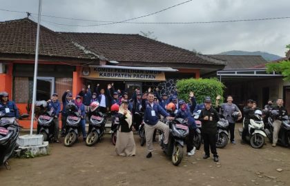 Momen saat seluruh tim verfak bersiap di depan kantor KPU Pacitan, sebelum turun ke wilayah, sebagaimana pembagian tugas.