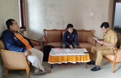 Saat saya bersama kasubbag hukum dan SDM (kiri) berkoordinasi dengan perangkat di Desa Wonosidi, Kecamatan Tulakan, sebelum melakukan verfak kepada masyarakat setempat.