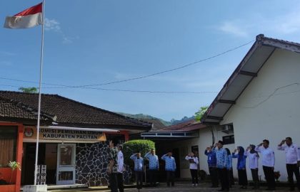 Suasana upacara peringatan hari pahlawan di halaman kantor KPU Pacitan, yang pada saat itu saya bertindak selaku pembina.