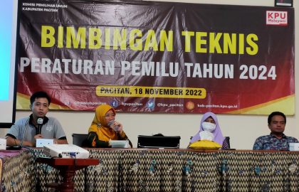 Saya memoderatori langsung bimbingan teknis internal yang menghadirkan narasumber dari Bawaslu Pacitan dan anggota KPU Pacitan periode 2003-2019.