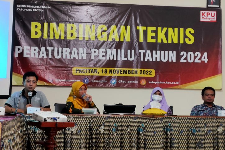Saya memoderatori langsung bimbingan teknis internal yang menghadirkan narasumber dari Bawaslu Pacitan dan anggota KPU Pacitan periode 2003-2019.