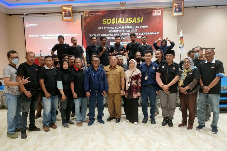 Momen usai sosialisasi tahapan Pemilu Tahun 2024 bersama rekan-rekan media massa di Pacitan.