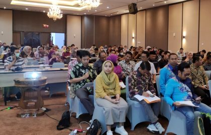 Suasana rekapitulasi vermin dokumen persyaratan keanggotaan partai politik di tingkat Provinsi Jawa Timur.