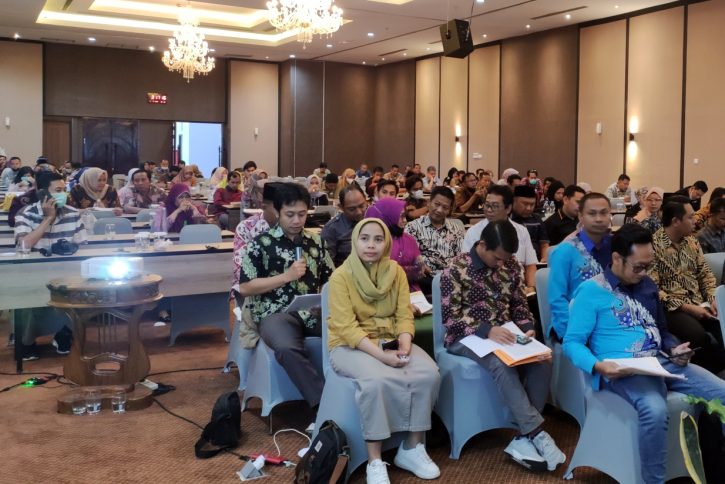 Suasana rekapitulasi vermin dokumen persyaratan keanggotaan partai politik di tingkat Provinsi Jawa Timur.