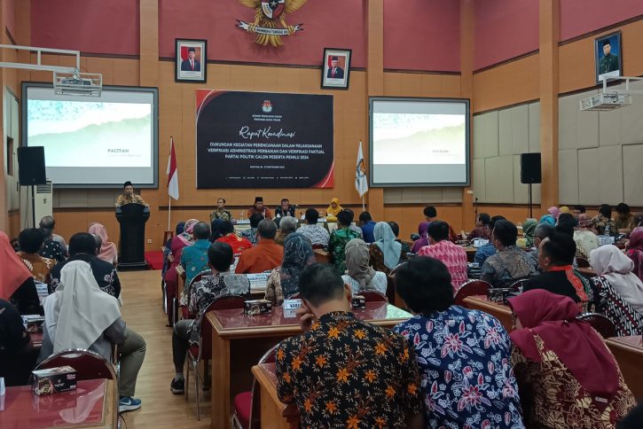 Suasana pembukaan rakor KPU Jawa Timur yang dipusatkan di Gedung Karya Dharma Pacitan.