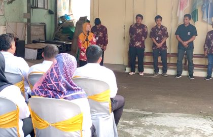 Pembekalan perdana yang diberikan kepada PPK terpilih oleh Ketua KPU Pacitan, disaksikan seluruh komisioner dan anggota Bawaslu Pacitan.