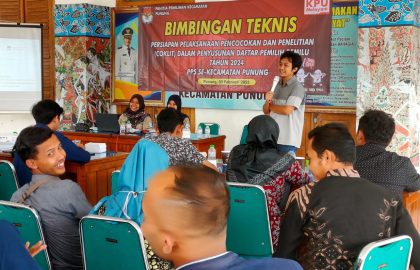 Saya memberikan pengaraah saat bimtek yang digelar PPK Punung kepada seluruh PPS-nya di aula kantor kecamatan setempat.