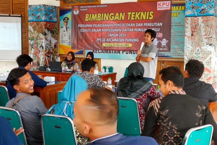 Saya memberikan pengaraah saat bimtek yang digelar PPK Punung kepada seluruh PPS-nya di aula kantor kecamatan setempat.
