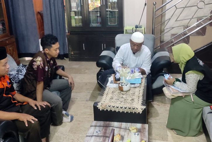 Mendampingi proses coklit terhadap KH Burhanuddin HB, pengasuh Pondok Pesantren Al Fattah Kikil, Arjosari.