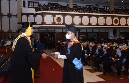 Saya menerima ijazah dari Rektor UNS Prof Dr Jamal Wiwoho sebagai lulusan tercepat dan terbaik program magister tingkat universitas.