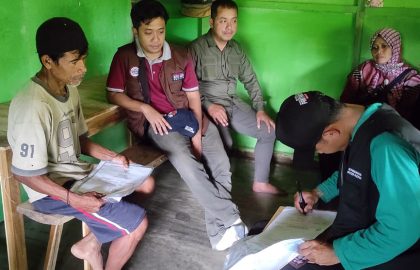 Proses coklit di rumah Jumali, di Dusun Jambu, Desa Sedayu, Kecamatan Arjosari. Meski hanya menyendiri, namun kami memastikan hak pilihnya tetap terlindungi.