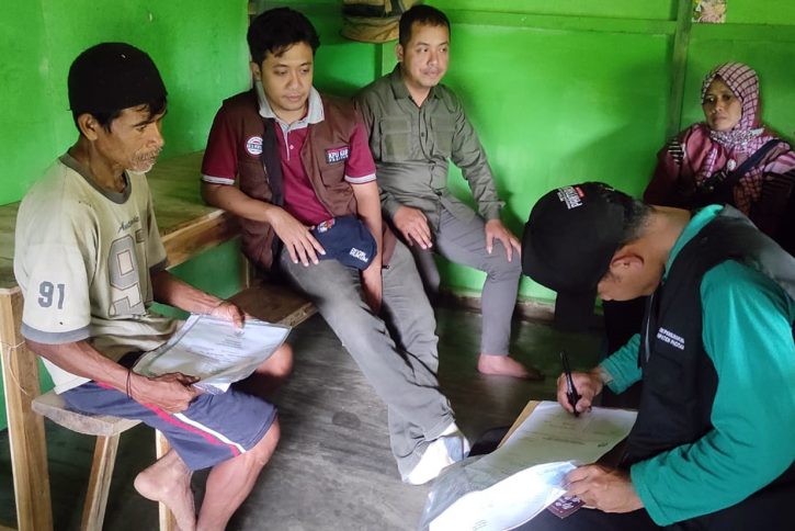 Proses coklit di rumah Jumali, di Dusun Jambu, Desa Sedayu, Kecamatan Arjosari. Meski hanya menyendiri, namun kami memastikan hak pilihnya tetap terlindungi.