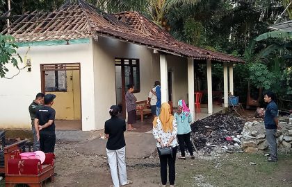 Suasana sore rumah Pantarlih di Donorojo usai kejadian kebakaran yang menimpa pada pagi harinya.