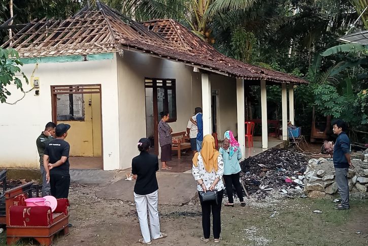 Suasana sore rumah Pantarlih di Donorojo usai kejadian kebakaran yang menimpa pada pagi harinya.