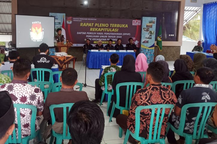 Saya memberikan pengarahan di sela-sela rapat pleno DPHP tingkat Kecamatan Pringkuku.