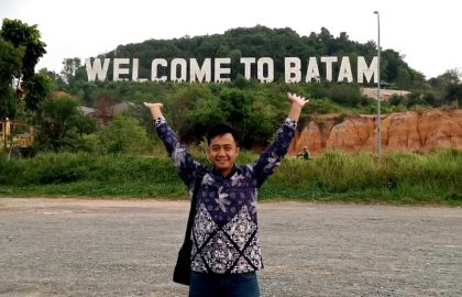 Saya berkesempatan untuk berfoto di depan landmark-nya Batam yang kesohor, yakni Welcome to Batam (WTB).