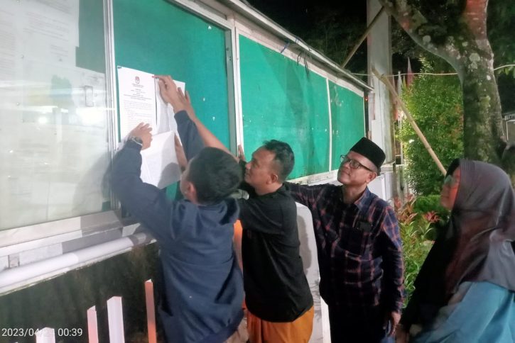 Kami memasang pengumuman pendaftaran bakal calon anggota DPRD Kabupaten Pacitan di papan pengumuman kantor KPU Pacitan.