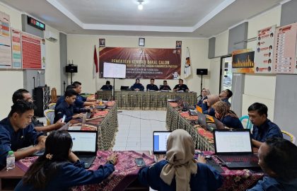 Suasana bimtek internal untuk seluruh verifikator dari sekretariat KPU Pacitan, sekaligus evaluasi dari proses vermin yang dilakukan.