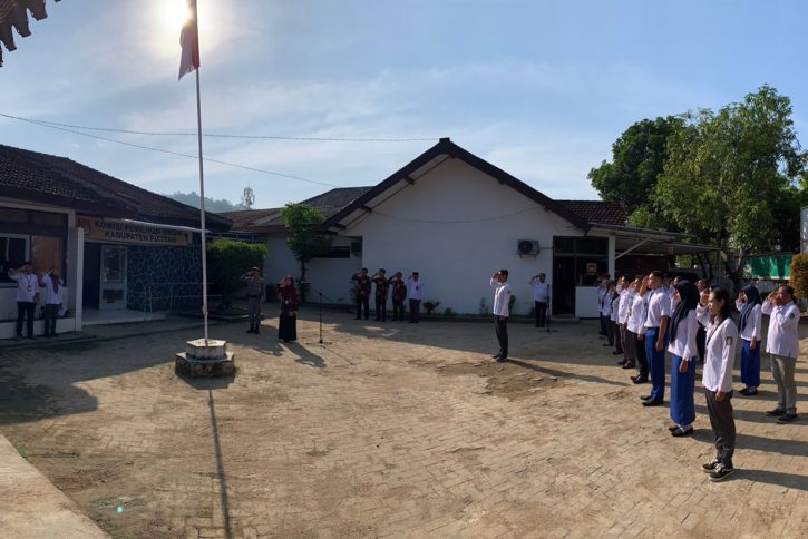 Suasana upacara peringatan hari lahir Pancasila 1 Juni 2023 di halaman KPU Pacitan.
