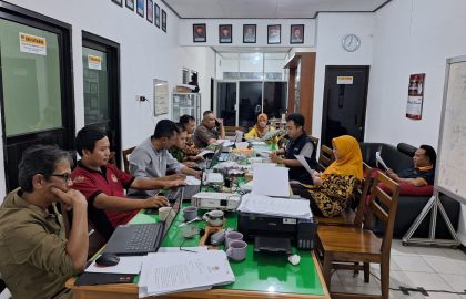 Saya (duduk di meja sebelah kanan memakai rompi) bersama ketua dan anggota KPU Pacitan mengawal teman-teman di tiga PPK untuk mempersiapkan jawaban untuk tidak lanjut rekomendasi dari Panwascam.