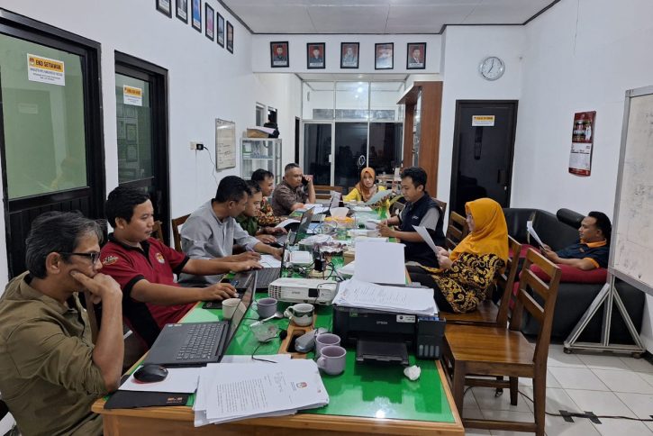 Saya (duduk di meja sebelah kanan memakai rompi) bersama ketua dan anggota KPU Pacitan mengawal teman-teman di tiga PPK untuk mempersiapkan jawaban untuk tidak lanjut rekomendasi dari Panwascam.