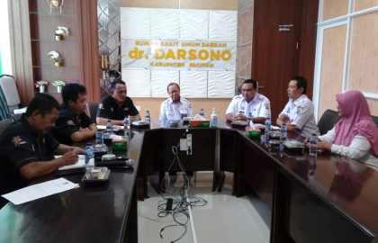 KPU bersama Bawaslu Pacitan melakukan klarifikasi dokumen persyaratan bakal calon anggota DPRD berupa surat keterangan sehat jasmani dan rohani di RSUD dr Darsono.