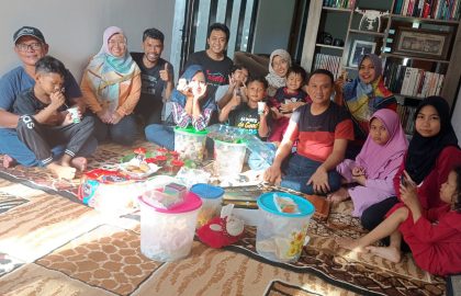 Silaturahmi bersama keluarga seluruh komisioner KPU Pacitan di rumah saya, yang baru saja selesai dibangun dan ditempati.