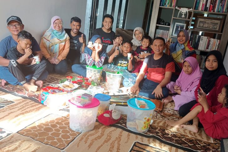 Silaturahmi bersama keluarga seluruh komisioner KPU Pacitan di rumah saya, yang baru saja selesai dibangun dan ditempati.