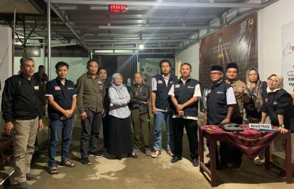 KPU dan Bawaslu Pacitan berfoto bersama menjelang berakhirnya masa pengajuan perbaikan dokumen persyaratan bakal calon anggota DPRD Pacitan.