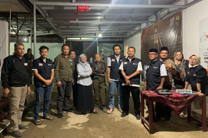 KPU dan Bawaslu Pacitan berfoto bersama menjelang berakhirnya masa pengajuan perbaikan dokumen persyaratan bakal calon anggota DPRD Pacitan.