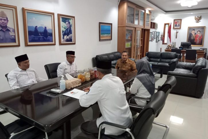 Koordinasi dengan Bupati Pacitan sebagai persiapan menyambut estafet Kirab Pemilu Tahun 2024 di Kabupaten Pacitan, dari KPU Ponorogo.